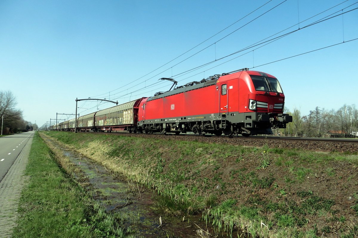 Frog's  view on DBC 193 355 hauling a block train through Roond on 31 March 2021.