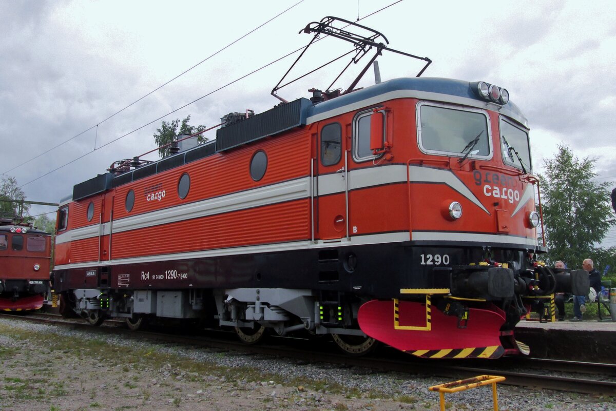 Frog's view on GC 1290 -restored to her original colours, although the lager ventilation grilles on the roof tell us that this engine has been modified- at the Jernbanemuseet at Gävle on 12 September 2015.