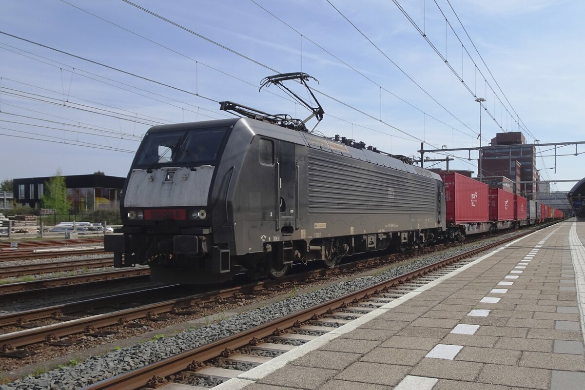 Frog's  view on MRCE/DB 189 094 with a container train taking a 45 minute break at Amersfoort on 27 April 2023.
