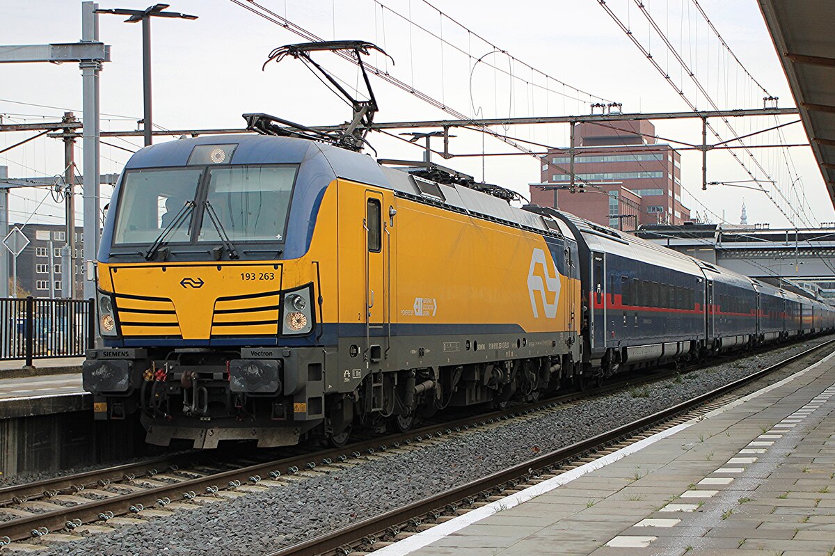 Frog's  view on NS 193 263 with the new DANI (Deutschland Austria Nederland Italia) NightJet  at Amersfoort on 22 November 2025.