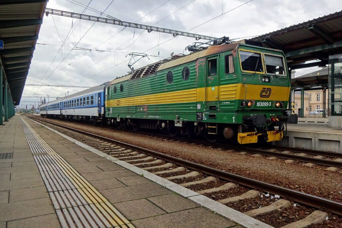 Frog's view on retro-painted 163 095 at Prerov on 24 August 2021.