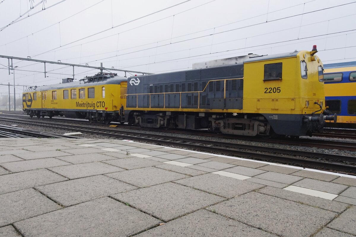Frog's view on SHD 2205 with CTO diagnostic coach at Nijmegen on 17 December 2021.