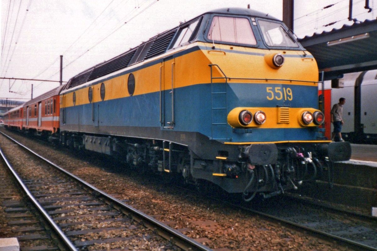 Frog's view on SNCB 5519 with an IR to Luxembourg at Liége-Guillemins on 10 September 1999.