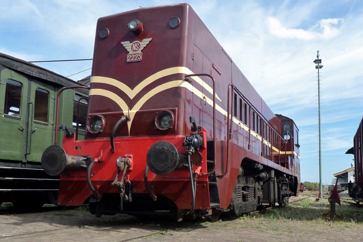 Frog's  view on the nose of ex-NS 2225 at Goes during an excursion with the SGB on 10 September 2016.