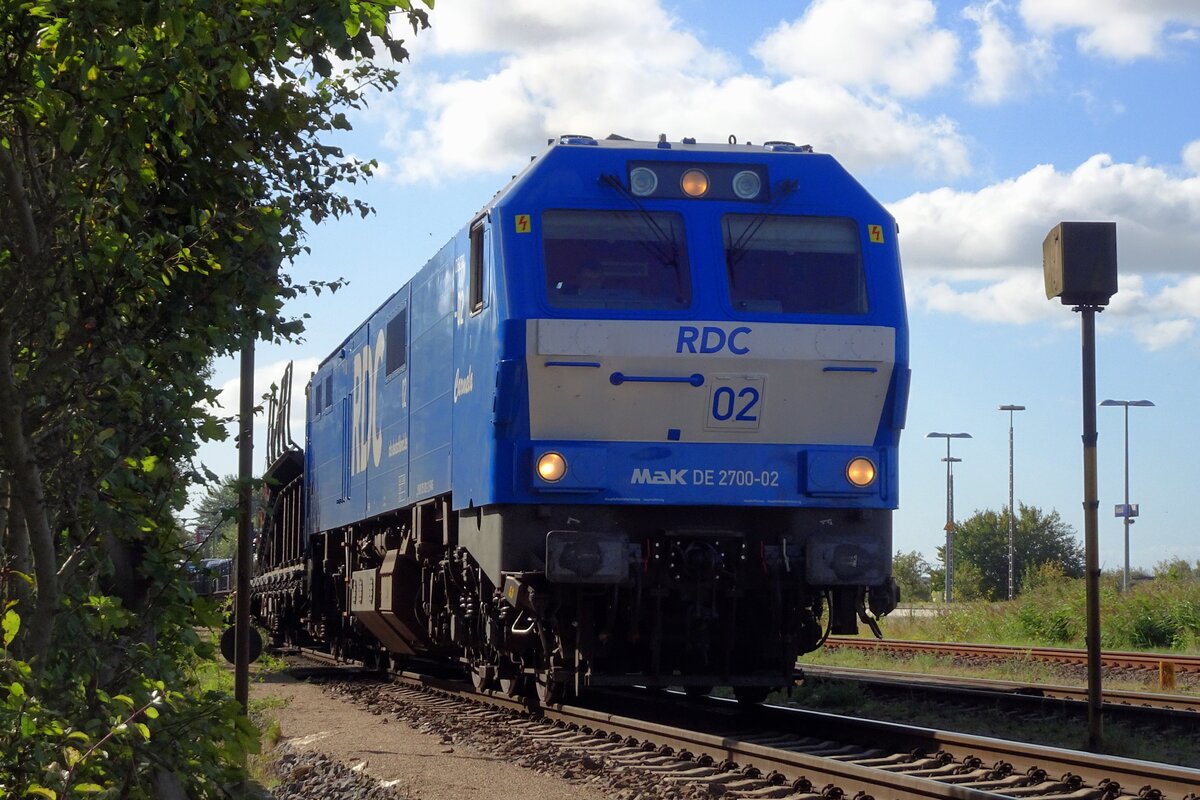 From a foot path near the station of Niebül, this photo of RDC 2700-02 could be made legally; 20 September 2022.