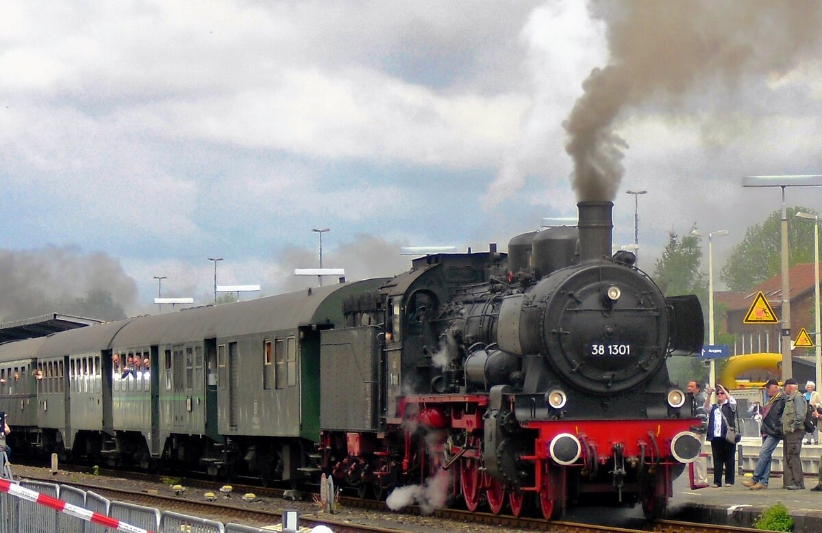 From Austria with steam: Ampflwang based 38 1301 departs from Neuenmarkt-Wirsberg with a shuttle train to Marktschorgast on 23 May 2010.