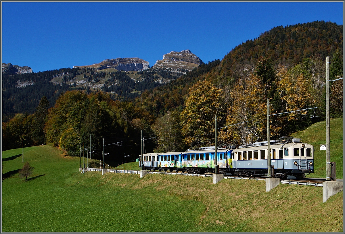 From Le Sépey comming is a ASD Heritge train on the way to Aigle near Les Planches.
18. 10.2014