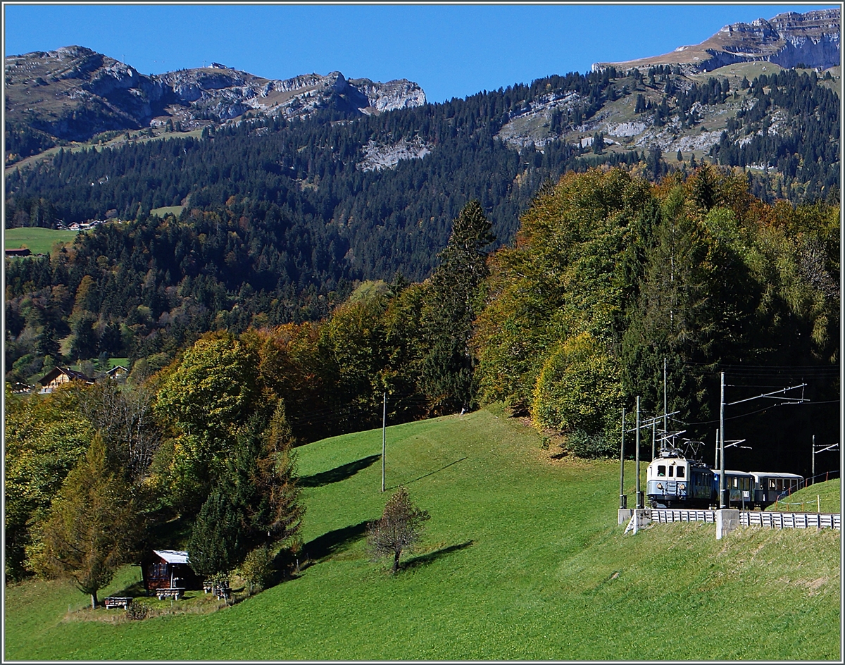 From Le Sépey comming is a ASD Heritge train on the way to Aigle near Les Planches.
18. 10.2014