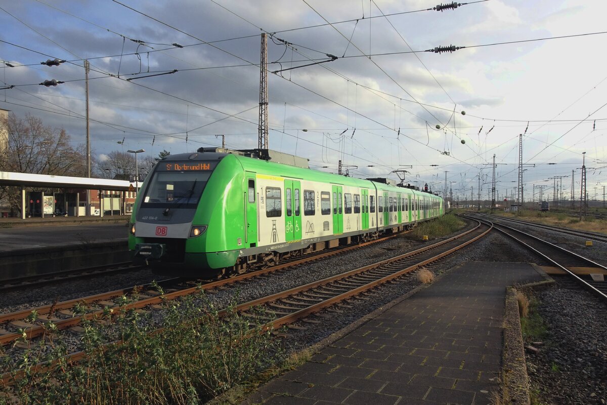 From the platform at Duisburg Hbf DB 422 514 was photographed on 14 February 2022.