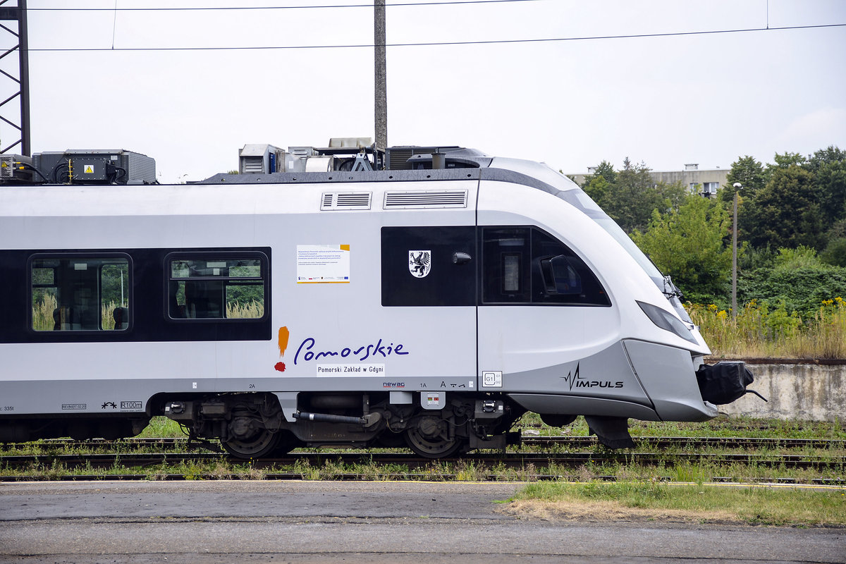 Front photo of a 45WE Impuls belonging to the private operator Pomerania. Powe­red by four 500 kW trac­tion motors, the total power output the train sums up to 2000 kW, ena­bling a top speed of up to 160 km/h. It’s capacity is of up to 500 passengers, including at least 195 seats.
Date: August 20 2020.