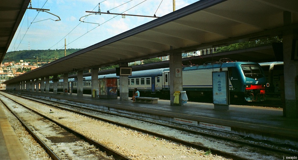 FS 464 637 come la testa di un treno passeggero arrivato (purtroppo non so di quale tipo e da dove) alla stazione centrale di Trieste. Sett. 2013.