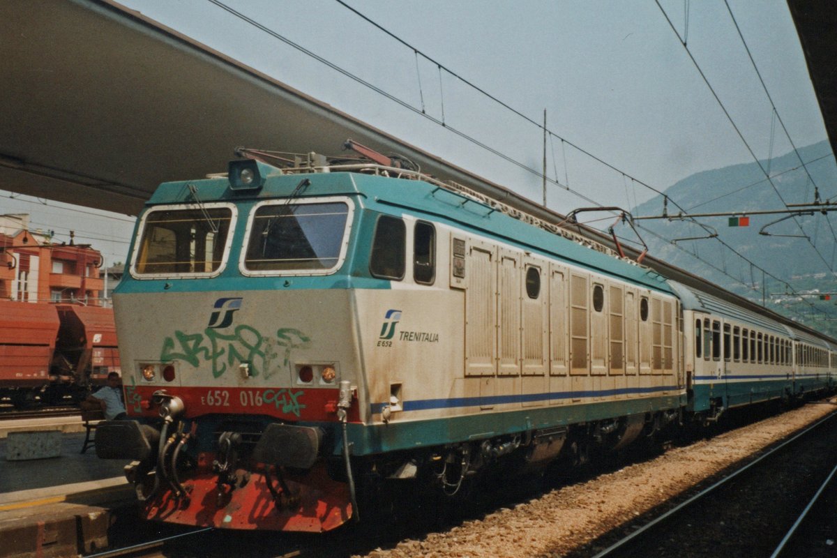 FS 652 016 calls at Trento on 4 June 2003.