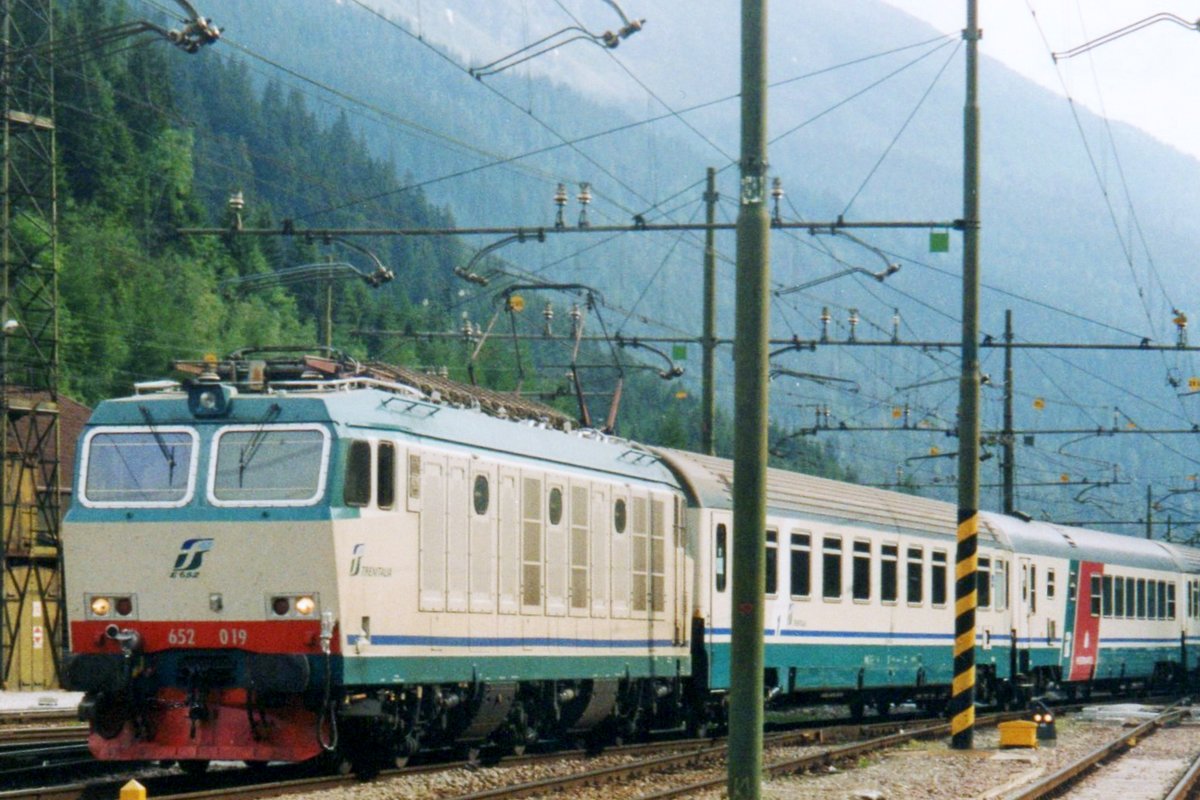 FS E 652 019 enters Brennero with a Munich bound EC service on 4 June 2003.