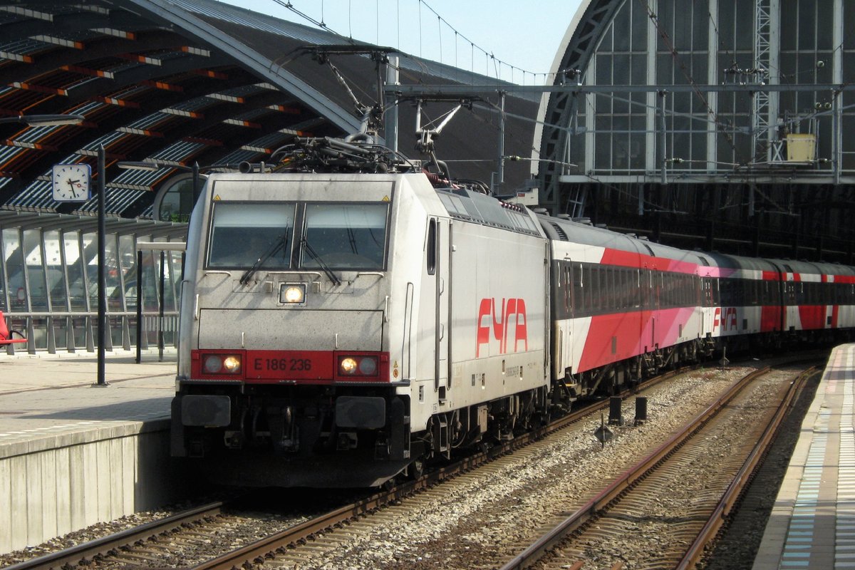 FYRA 186 236 calls at Amsterdam Centraal with an IC from Rotterdam.