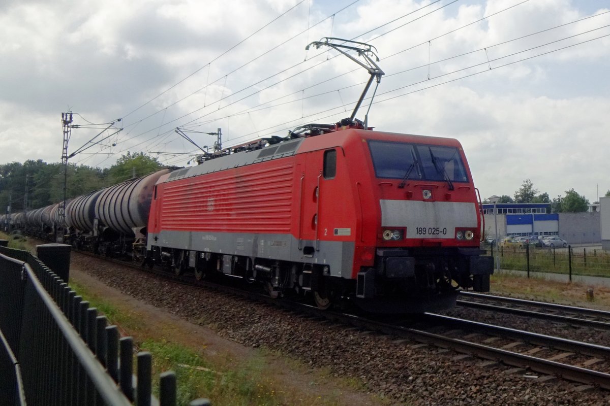 GATX tank train with 189 025 enters Venlo on a grey morning of 27 August 2020.