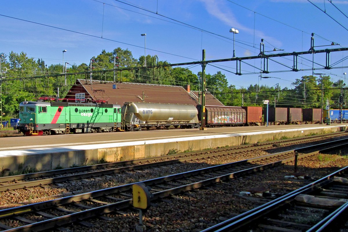 GC 1289 hauls a mixed freight through Hallsberg on 11 September 2015.