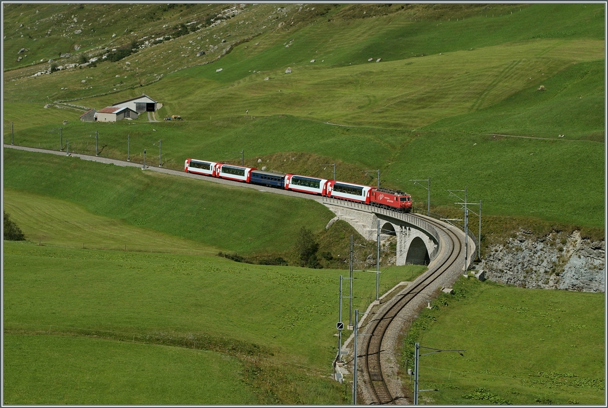 Glacier Express 902 from Zermatt to Davos by Hospental.
29.08.20131