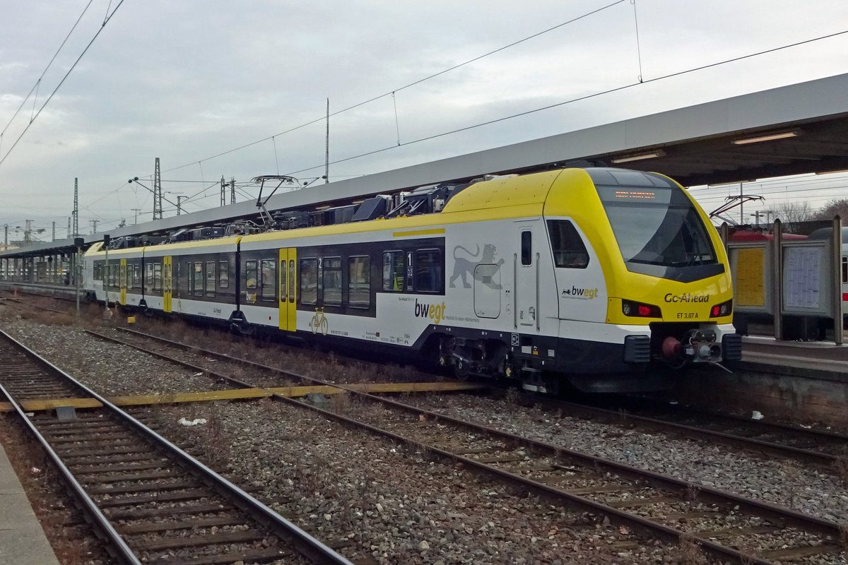 Go-Ahead ET3-07 quits Stuttgart Hbf on 3 January 2020.