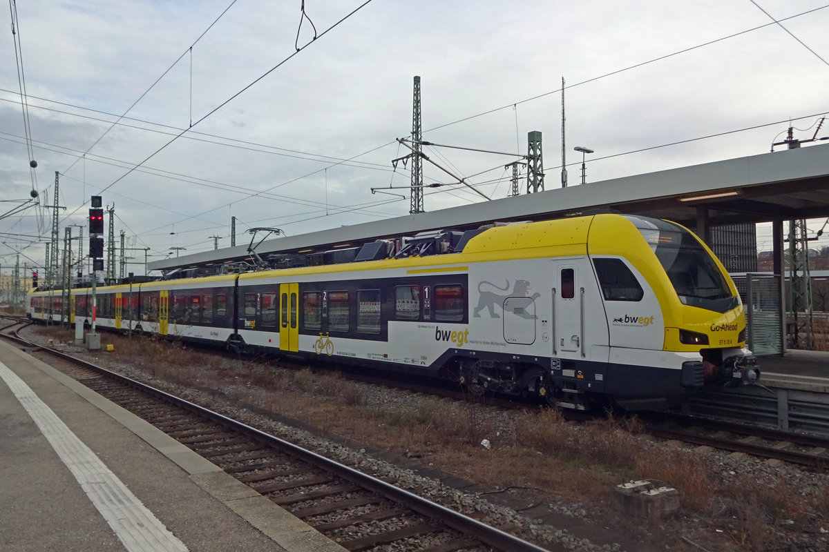 Go-Ahead ET5-13 quits Stuttgart Hbf on 3 January 2020.