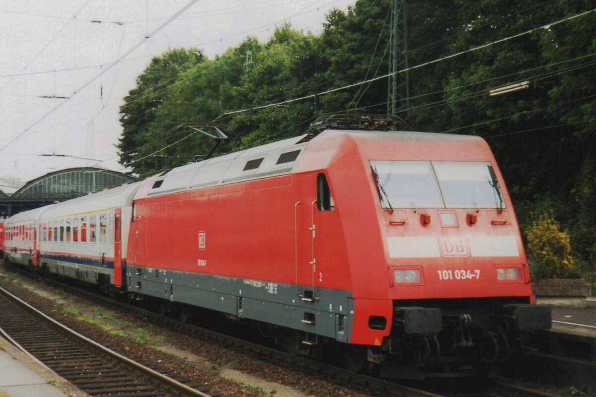 Gone are the days of loco hauled international daytime trains in Western Europe. On 10 September 1999 international train with 101 034 and NMBS stock stands at Aachen Hbf for the ride to Oostende via Liége and Bruxelles-Midi. The 101 however, will be swapped for an NMBS DC-machine and cannot continue into Belgium.