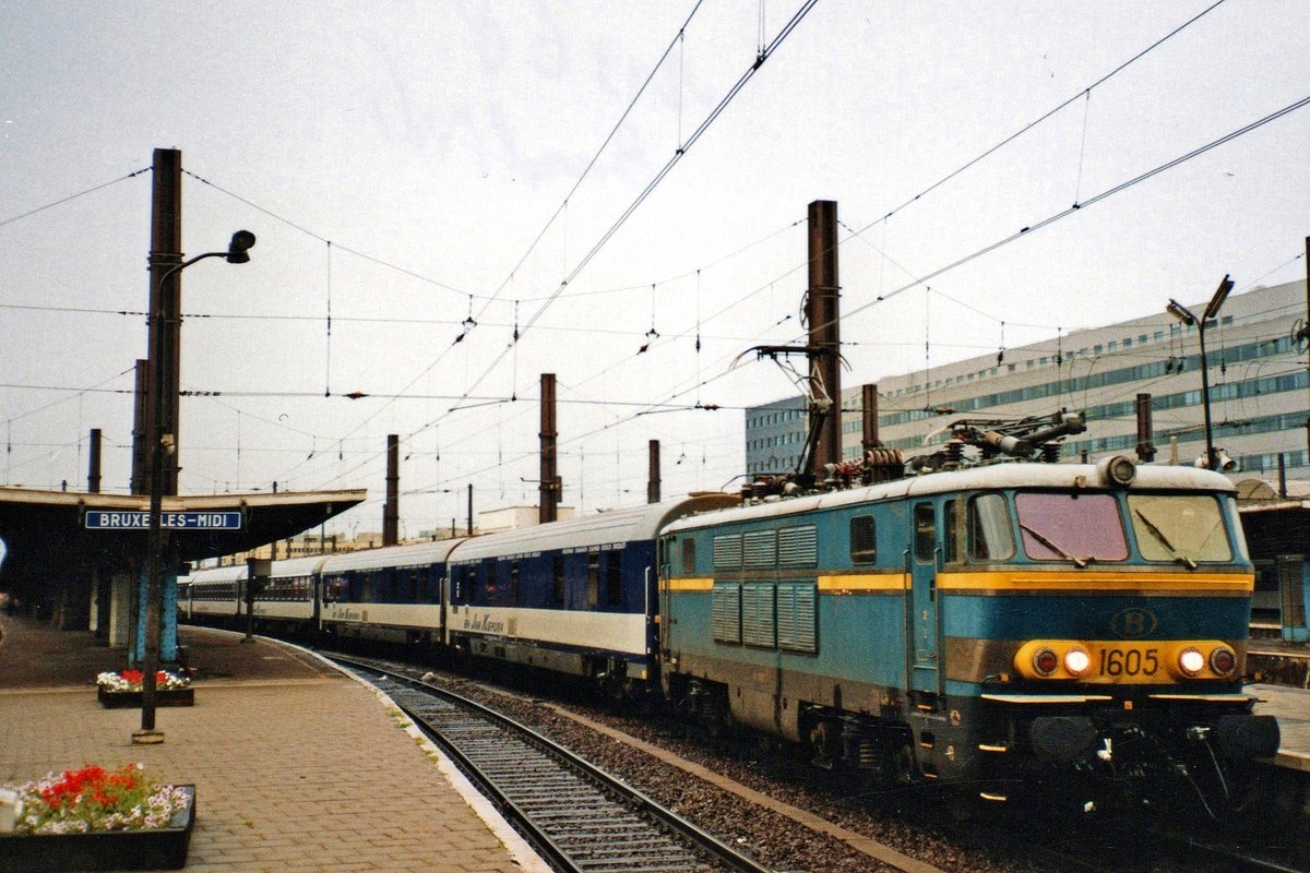 Gone! Over are the times of both Class 16 and the Overnight Express to Warszawa. Under a dark sky, SNCB 1605 brings in the JAN KIEPUURA overnight express into Bruxelles-Midi on 17 September 2004.