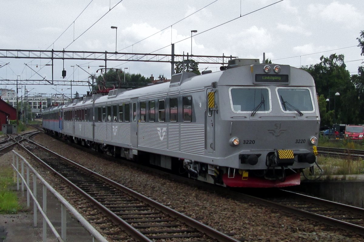 Grey 3220 quits Linköping on a grey 13 September 2015.
