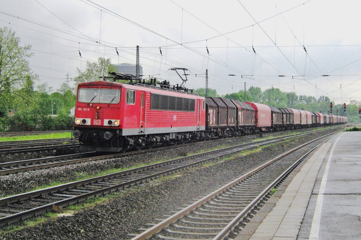 Grey and damp was 7 April 2011, although the steel train headed by 155 112 wasn't deterred while passing through Oberhausen Osterfeld Süd.