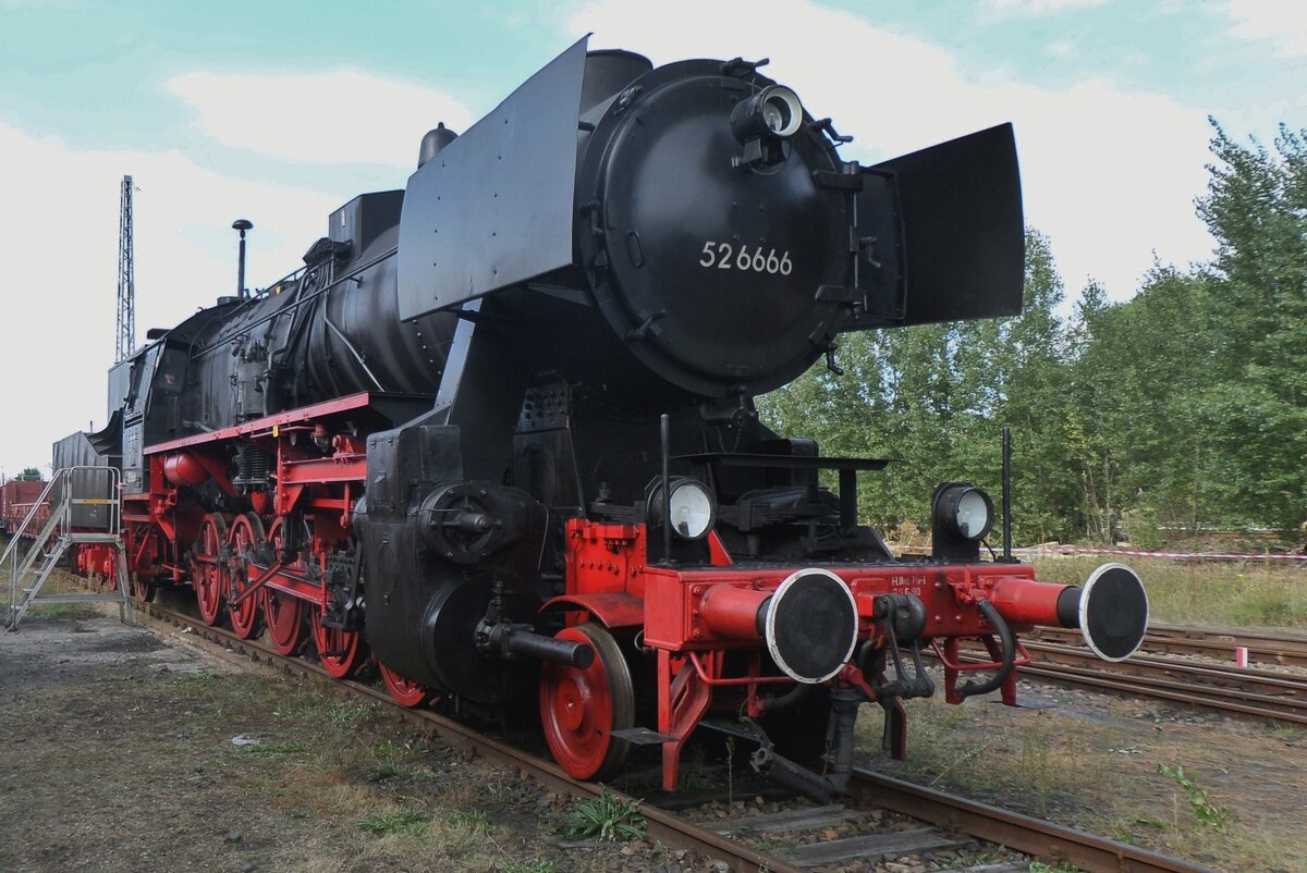 Grüppensechser 52 6666 stands in Berlin-Schöneweide on 18 September 2016 and is the only Kriegslok in Germany that does not have the standard Badewenne (Bath Tube) tender, but an older type of tender.