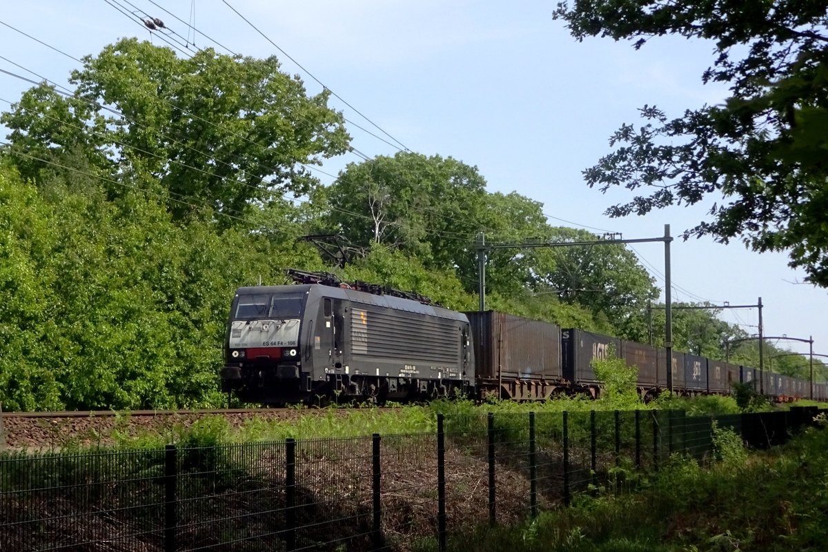 GTS container train with 189 106 passes the completely out of position photographer near Tilburg-Reeshof on 8 May 2020.