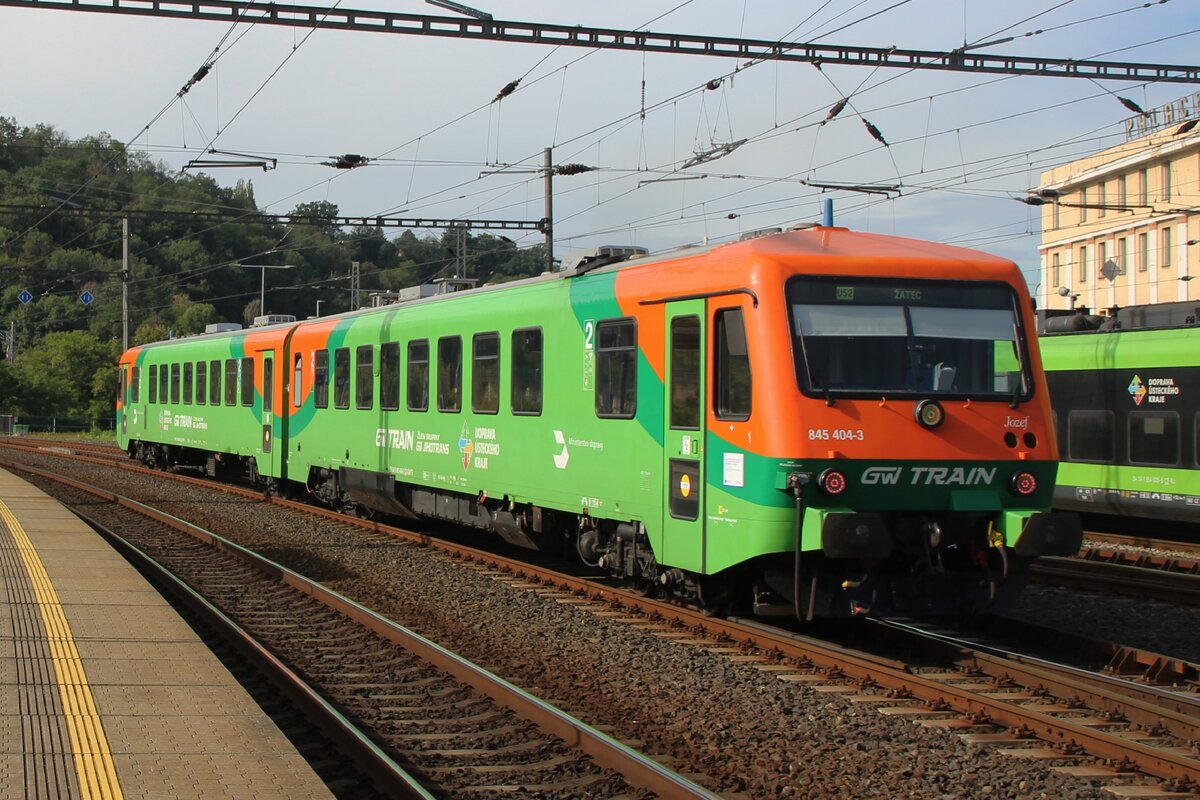 GW Train Regio 845 404 opuszcza Usti-nad-Labem hl.n. z pociągiem zatrzymującym się do Žatec 18 września 2026 roku. Po tym, jak DB wycofało większość swoich zespołów trakcyjnych klasy 628, wiele z nich znalazło nowe miejsce eksploatacji w Czechach, gdzie GW Train Regio, Arriva Vlaky i RegioJet korzystają z tych zespołów trakcyjnych, które obecnie są numerowane w serii 845.