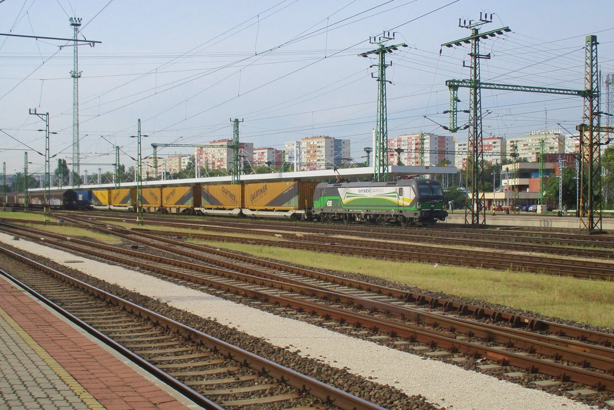 GySEV 193 245 hauls the Hangartner intermodal service through Kelenföld on 7 September 2018.