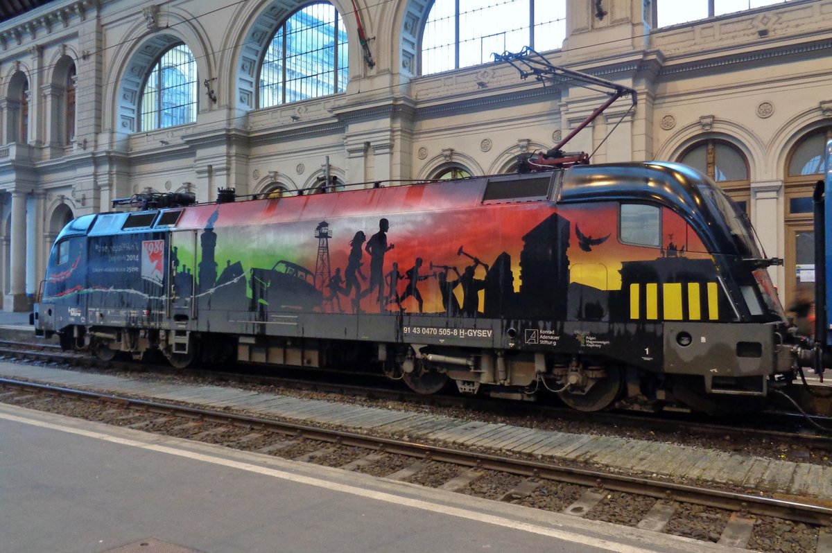 GySEV 470 505 celebrates the 25th anniversary of the Pan-European Picknick at the Austrian-Hungarian border at Sopron in Budapest-Keleti on 21 September 2017. This picknick saw the first real breach in the Iron Curtain, when the border guards on neither border prevented thousands of opicknickers to cross the border at Sopron. A few months later, the seemingly invincible Iron Curtain disappeared into the mists of history.