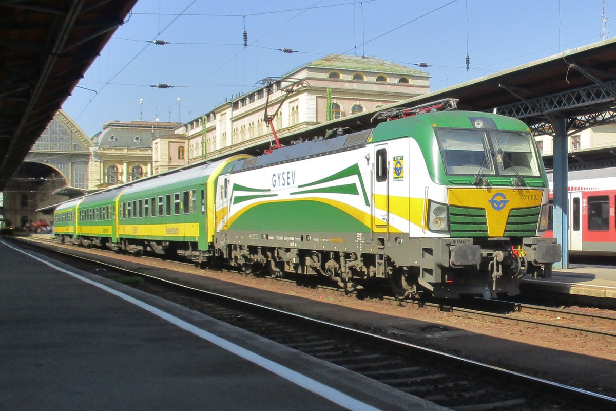 GySEV's newby 471 002 quits Budapest Keleti on 10 September 2018.