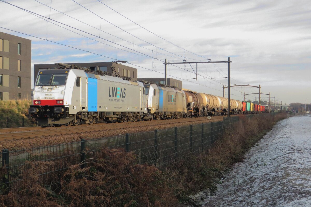 Half an hour after the last picture, Lineas 186 502 retunrs with 186 501 d.i.t. (which decided at Tilburg-University that she had done enough for the day and decided to break down) and her mixed freight toward Antwerpen on 22 December 2021, seen here passing through Tilburg-Reeshof.