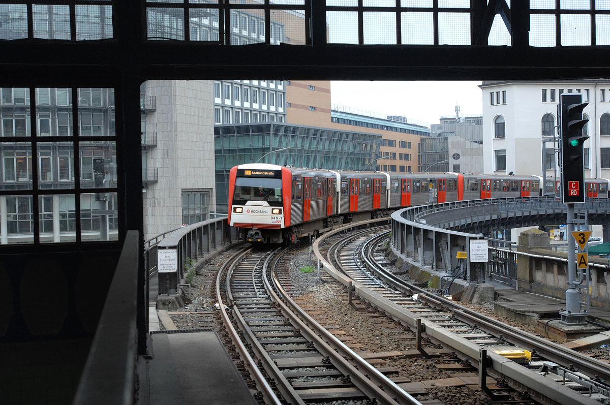 Hamburg Hochbahn DT 3 846-1 arriving at Rödingsmarkt Station from the City Hall Station.

Date: 18. May 2013.