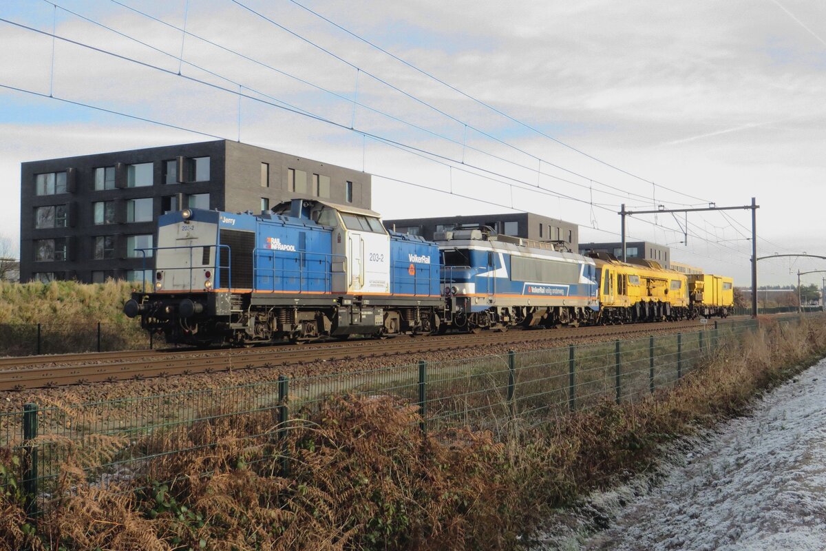Hannibal (Carthagian general of the Second OPunic War and here the yellow railway engineering machine) gets hauled by Jerry (fictional mouse annex Volker Rail 203-2, seen hauling the consist) on 22 December 2021 and is seen at Tilburg-Reeshof. 