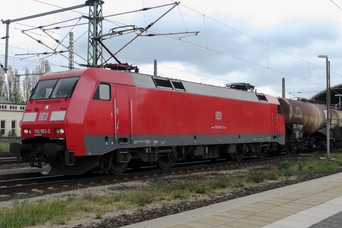 Hauling a tank train, 152 053 takes a short break at Halle (Saale) on 11 April 2014.