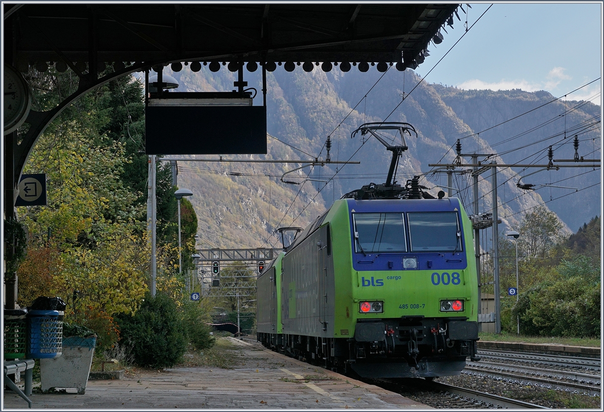 he BLS Re 485 001 and 008 in Varzo on the way to Domodossola.

27.10.2017