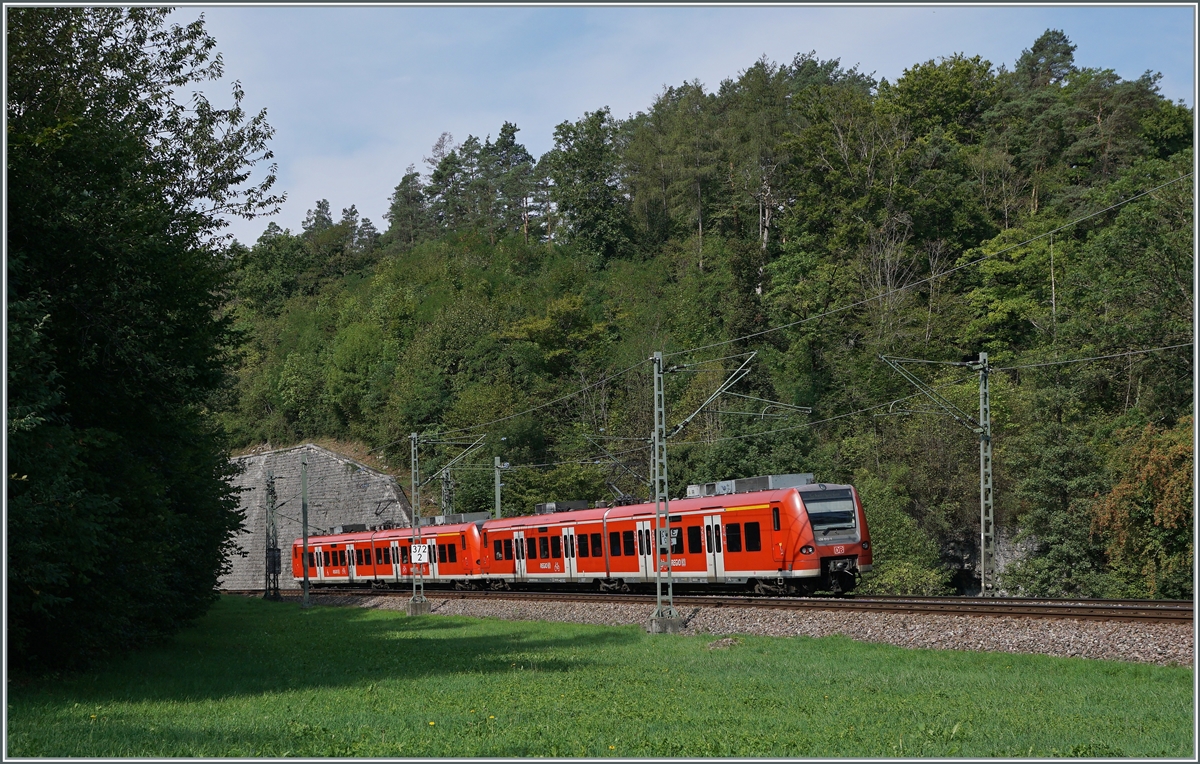 he DB 426 514-6 and 012-1 on the way from Singen to Schaffhausen by Thayngen.

30.08.2022