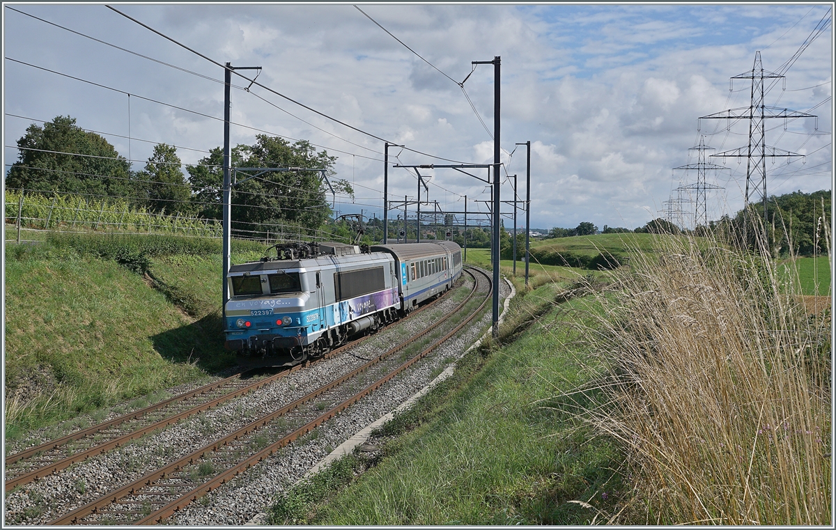 he SNCF BB 22397 with his TER on the way from Lyon to Geneva between Russin and Satigny. 

02.08.2021