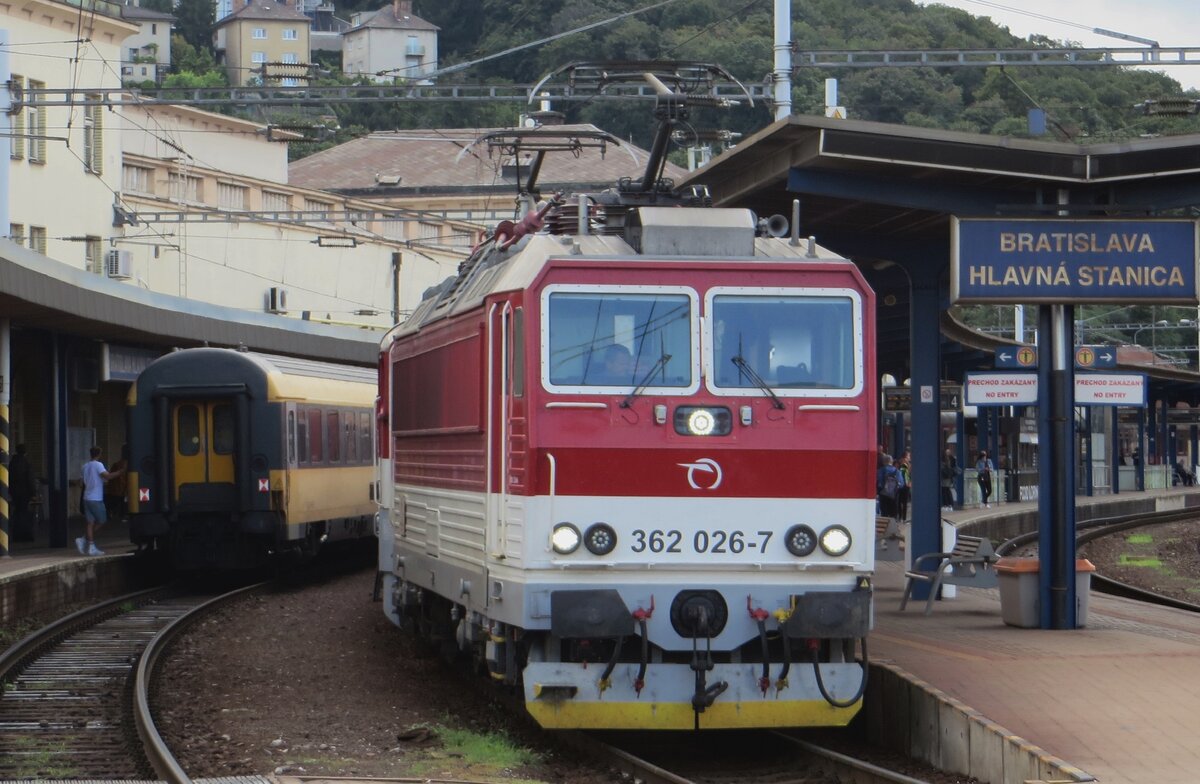 Head-on for 362 026 at Bratislava hl.st. on 26 August 2021.