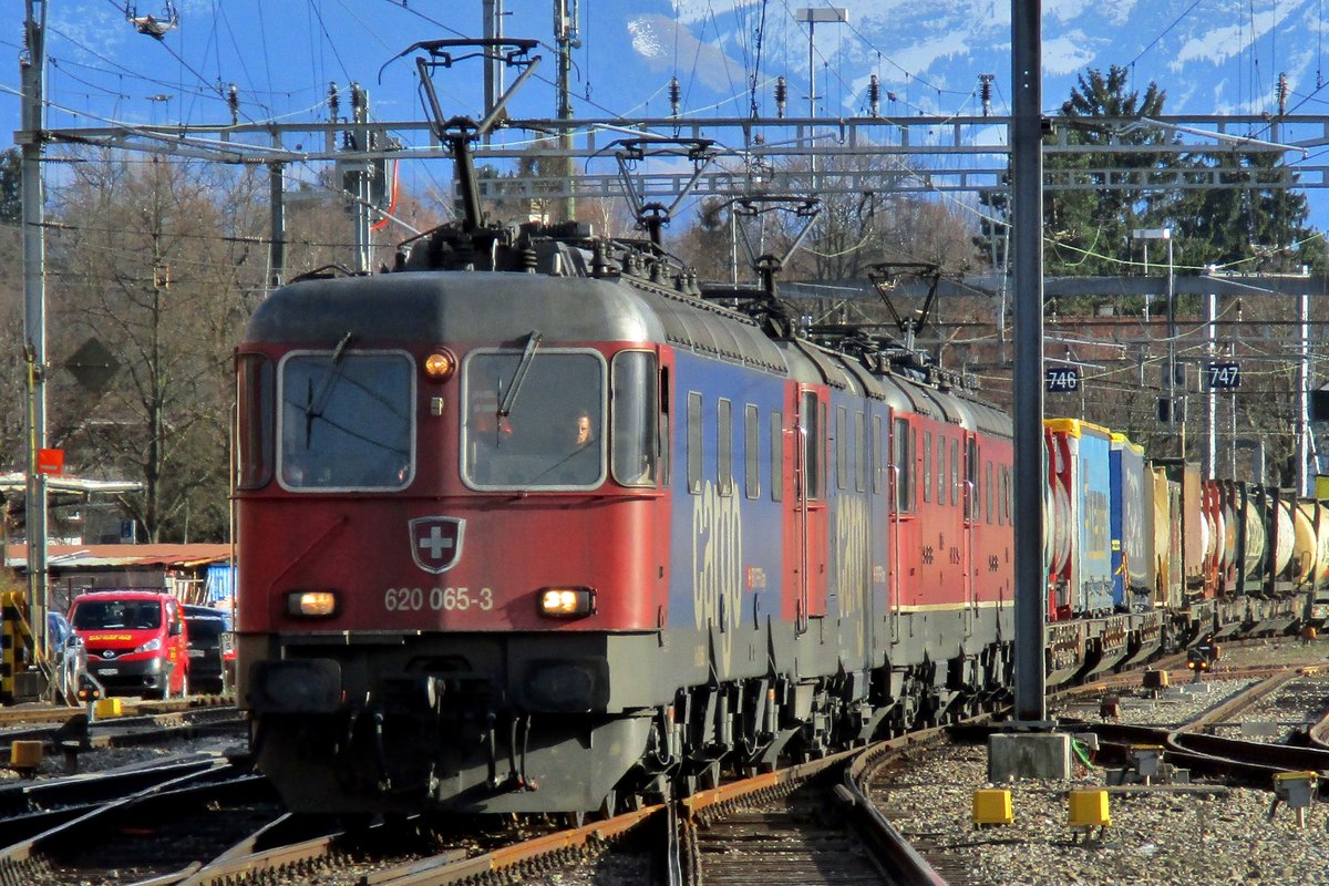 Head on for 620 065 with three other engines and an Basel bound intermodal service passing through Thun on 23 March 2017.