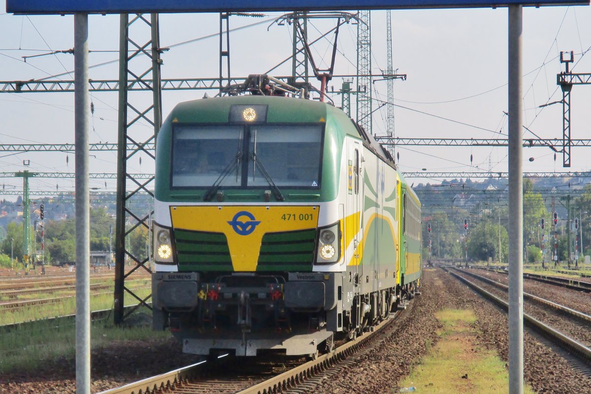 Head-On for GySEV 471 001 about to call at Kelenföld on 6 May 2018.