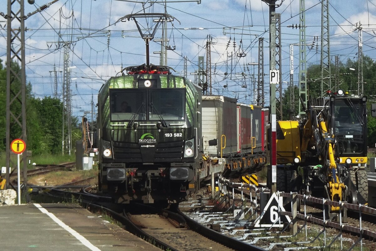 Head-on shot on TX Log 193 582 passing through Donauwörth on 25 May 2022.