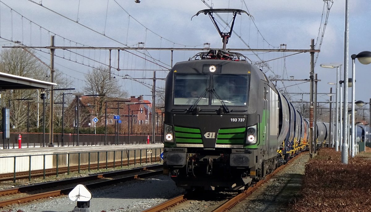 Head-on view on LTE 193 737 with cereals train at Oss on 27 February 2021.