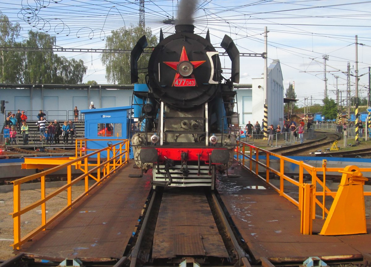 Head-on with 477 043 at the turn table in Ceske Budejovice on 22 September 2018.