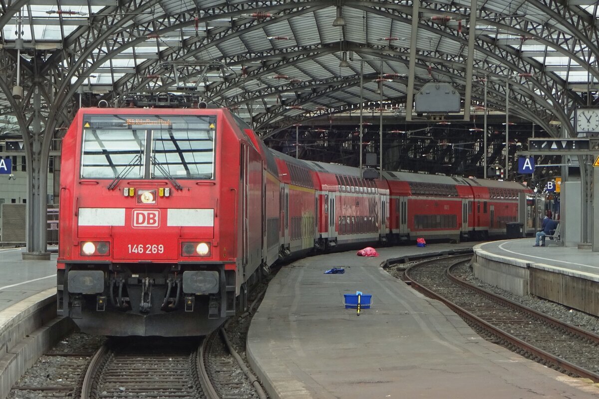 Heads-up for 146 269 calling with the RE-1 at Köln Hbf on 23 September 2019. Due to the strong curvature at Köln Hbf, thisd photo can be shot from the platform with a bit of zooming and make it look like you're standing in the tracks! 