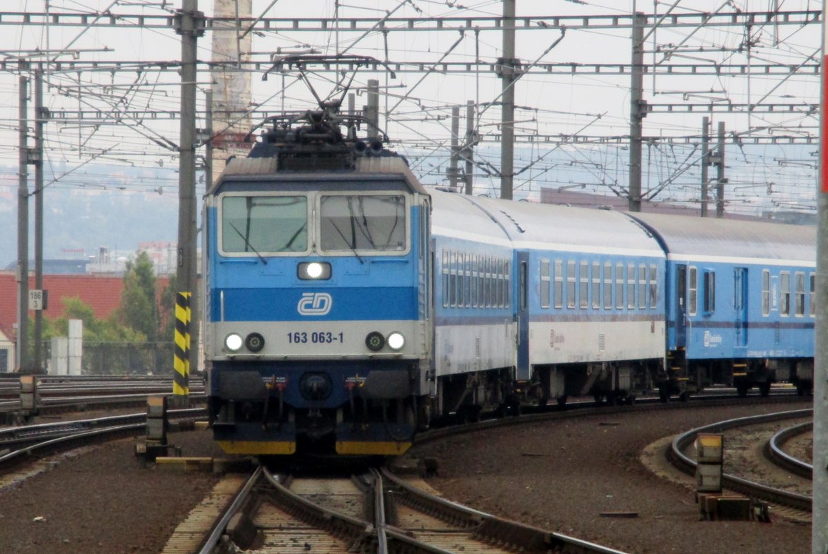 Heads-up for 163 063 entering Praha hl.n. on 16 September 2017.