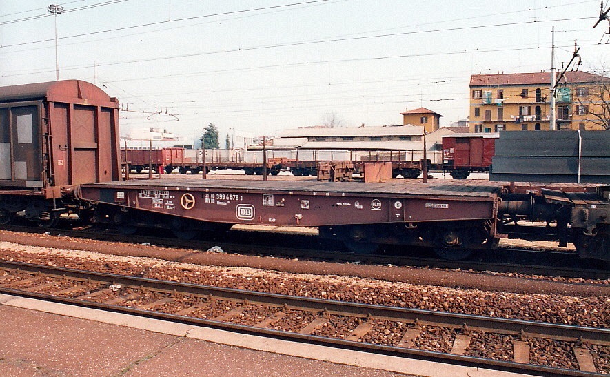 Heavy Duty Flat Wagon Rlmmps of the DB used as idler flat, in Milano March 1995 - Nr 399 4 578