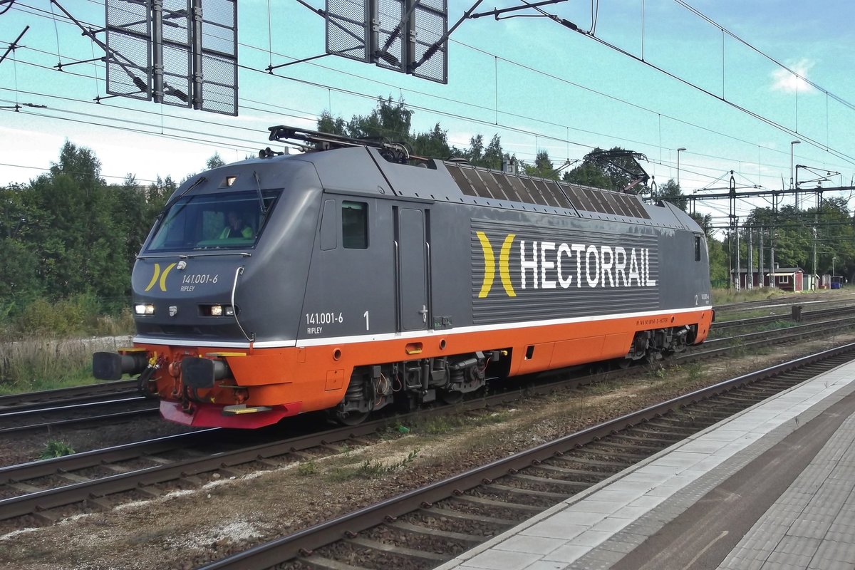 Hector Rail 141 001 (ex ÖBB 1012 001) runs solo through Hallsberg on 10 September 2015. being designed for ÖBB as a class of electrics for the freight traffic across the Brenneropass, this design was hampered with some serious defects and was overtaken bij the famous Tauris-design. Class 1012 remeined limited to three prototypes that after little more than a decade were phased out by ÖBB and were quickly sold to Swedish private operator Hector rail, then in fast search for locomotives. At the end of 2019 however, Hector rail decommissioned this class.